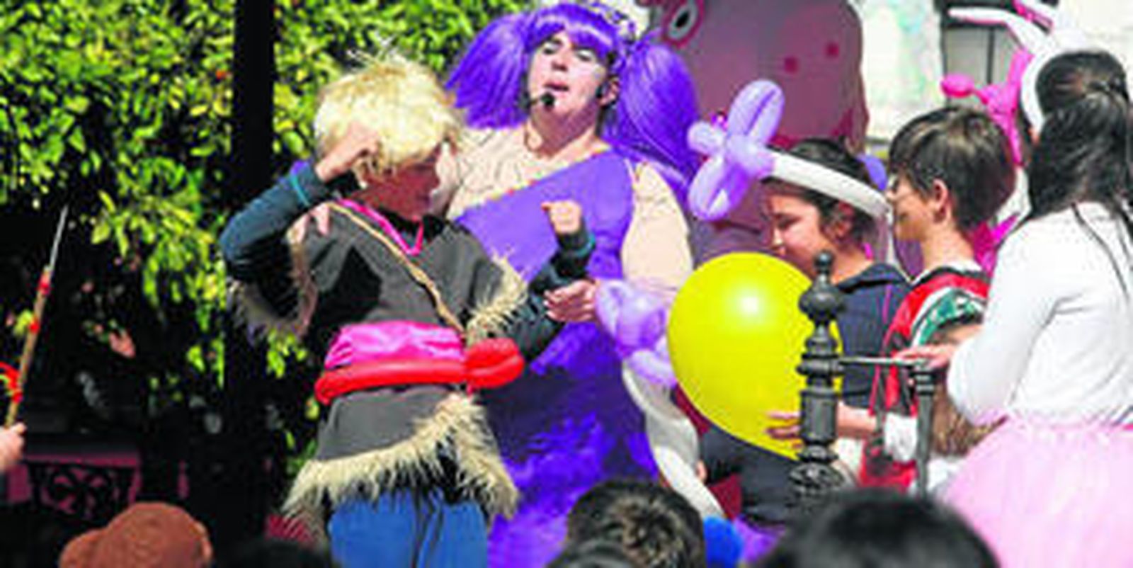 El pasacalles hizo las delicias de los niños y dio animación al Carnaval de Los Barrios.