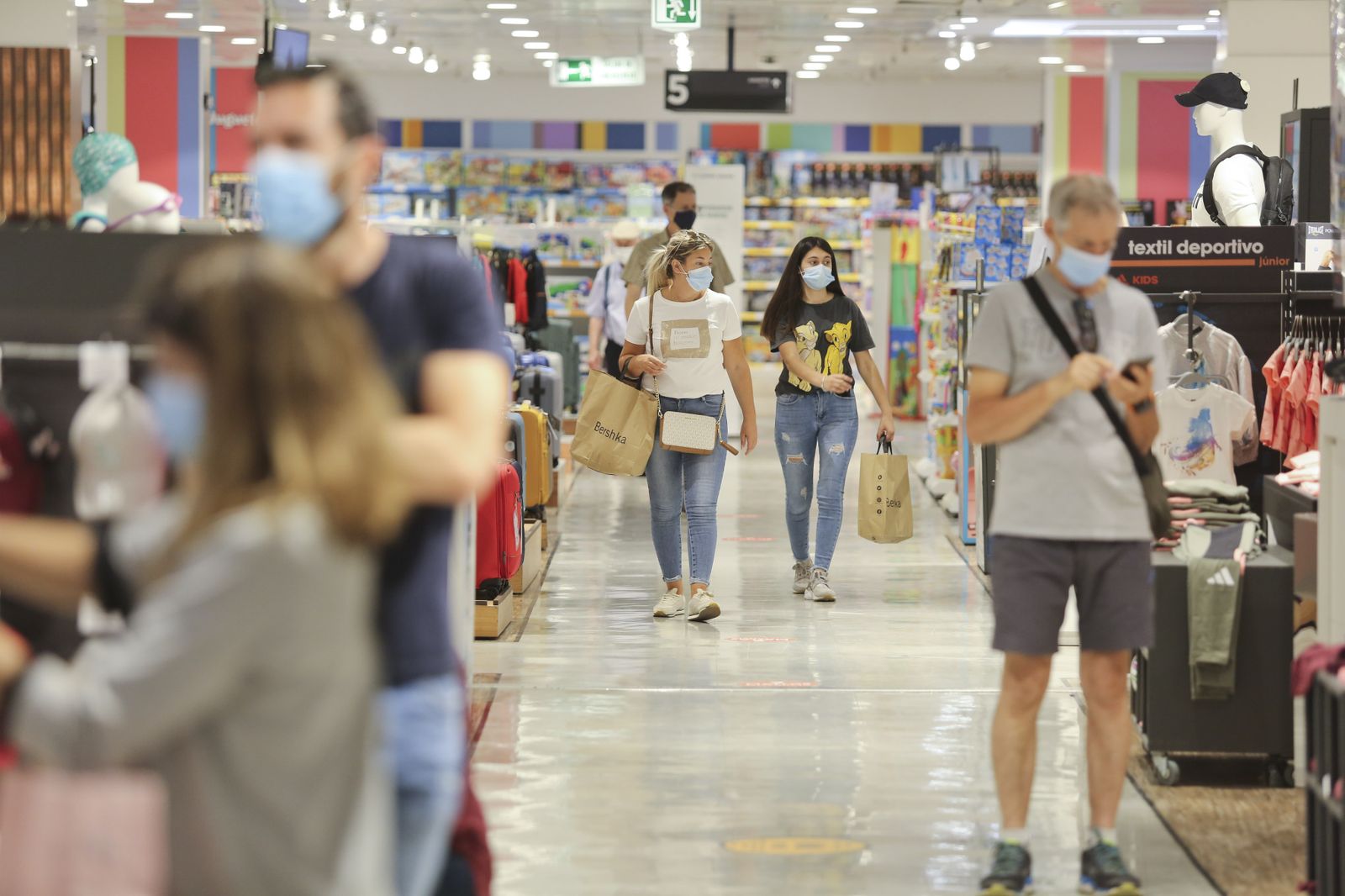 Clientes en la planta de Deportes de El Corte Inglés.