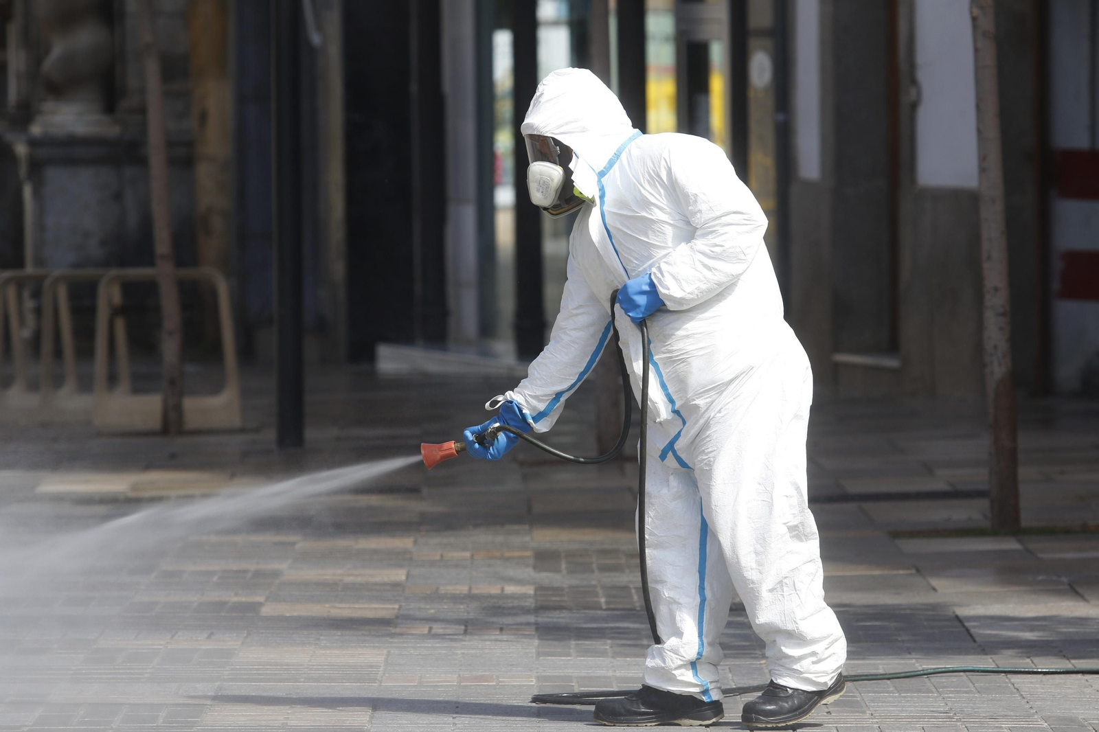 Un operario realiza labores de desinfección.
