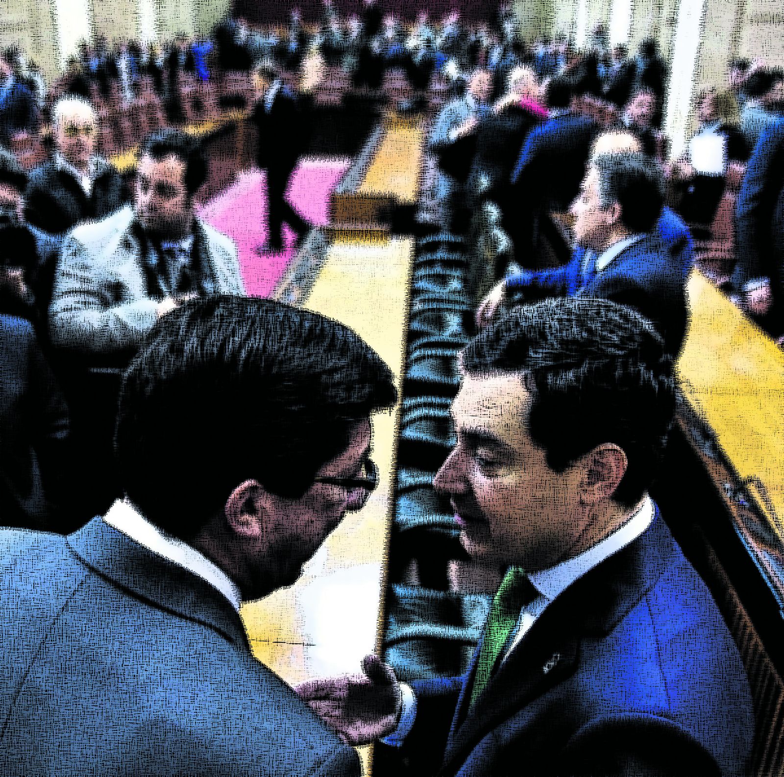 Juan Marín y Juanma Moreno conversan en el Pleno del 28-F.