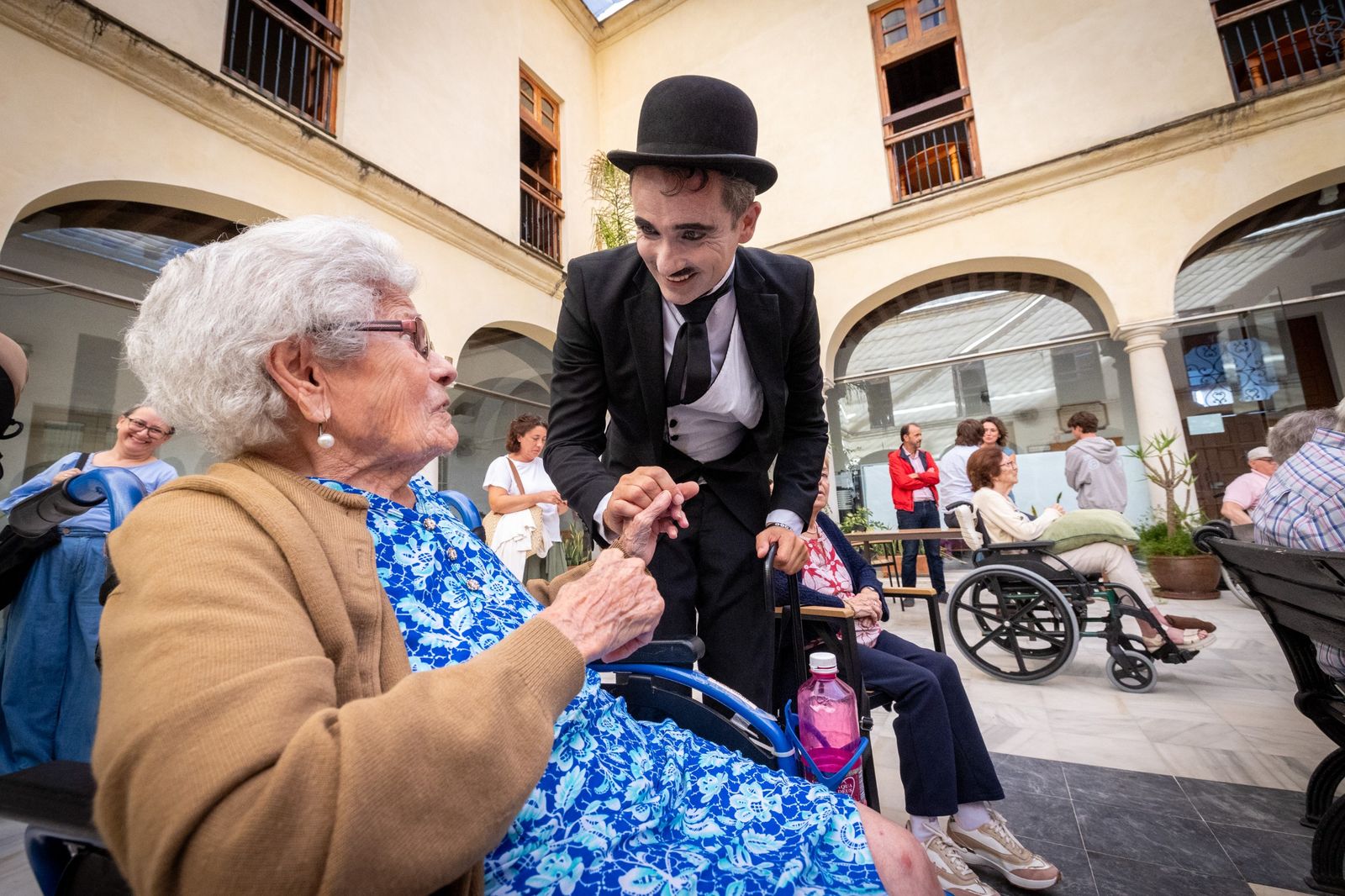 En imágenes, Charlot lleva la magia del cine a la residencia Fragela de Cádiz
