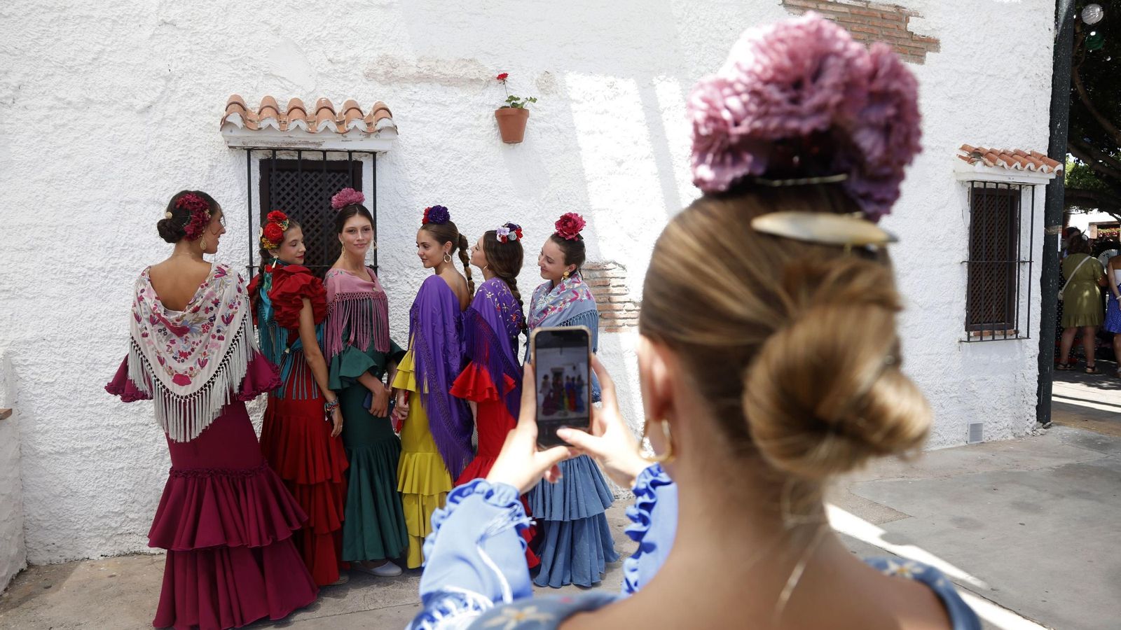 Jóvenes posan para una fotografía en El Portón. Jóvenes posan para una fotografía en El Portón.