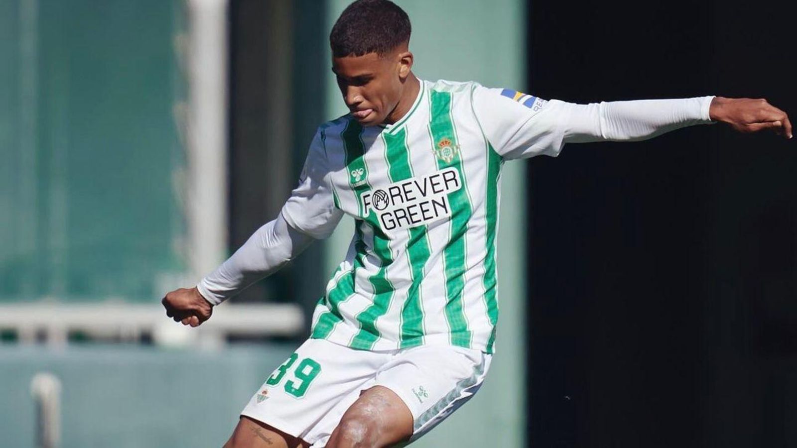 Álex Pérez envía un pase largo durante un partido con el Betis Deportivo