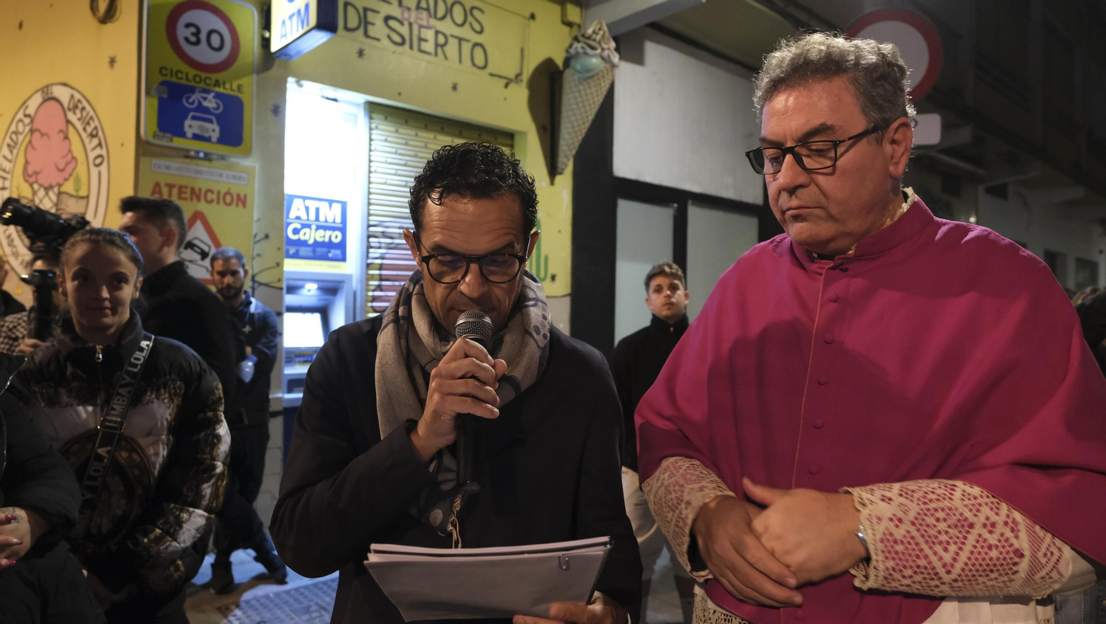 Procesión del Vía Crucis-Cristo de la Escucha en Almería, en imágenes