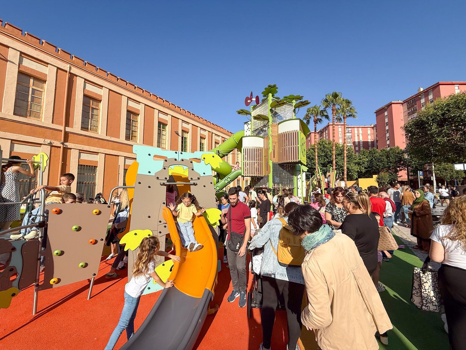 Las fotos de la inauguración del nuevo parque infantil junto al Conservatorio de La Línea