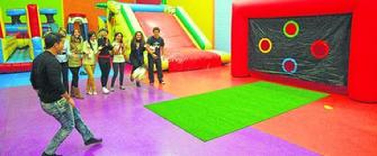 Invitados a la fiesta se atreven con la portería 'lanzapenaltis'.