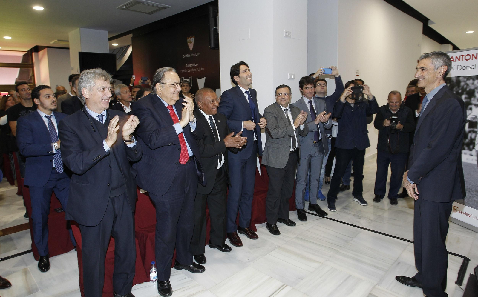 Antonio Álvarez recibe el aplauso de los asistentes.