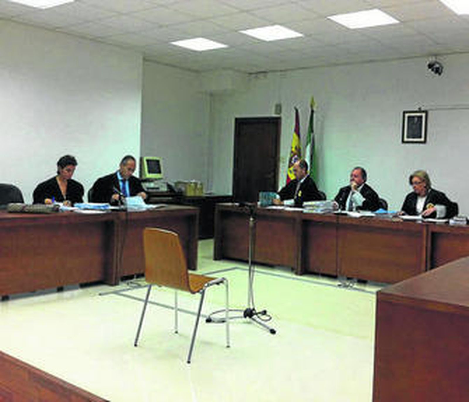 Tribunal de la Sección Tercera que enjuicia el caso y la defensa del acusado.