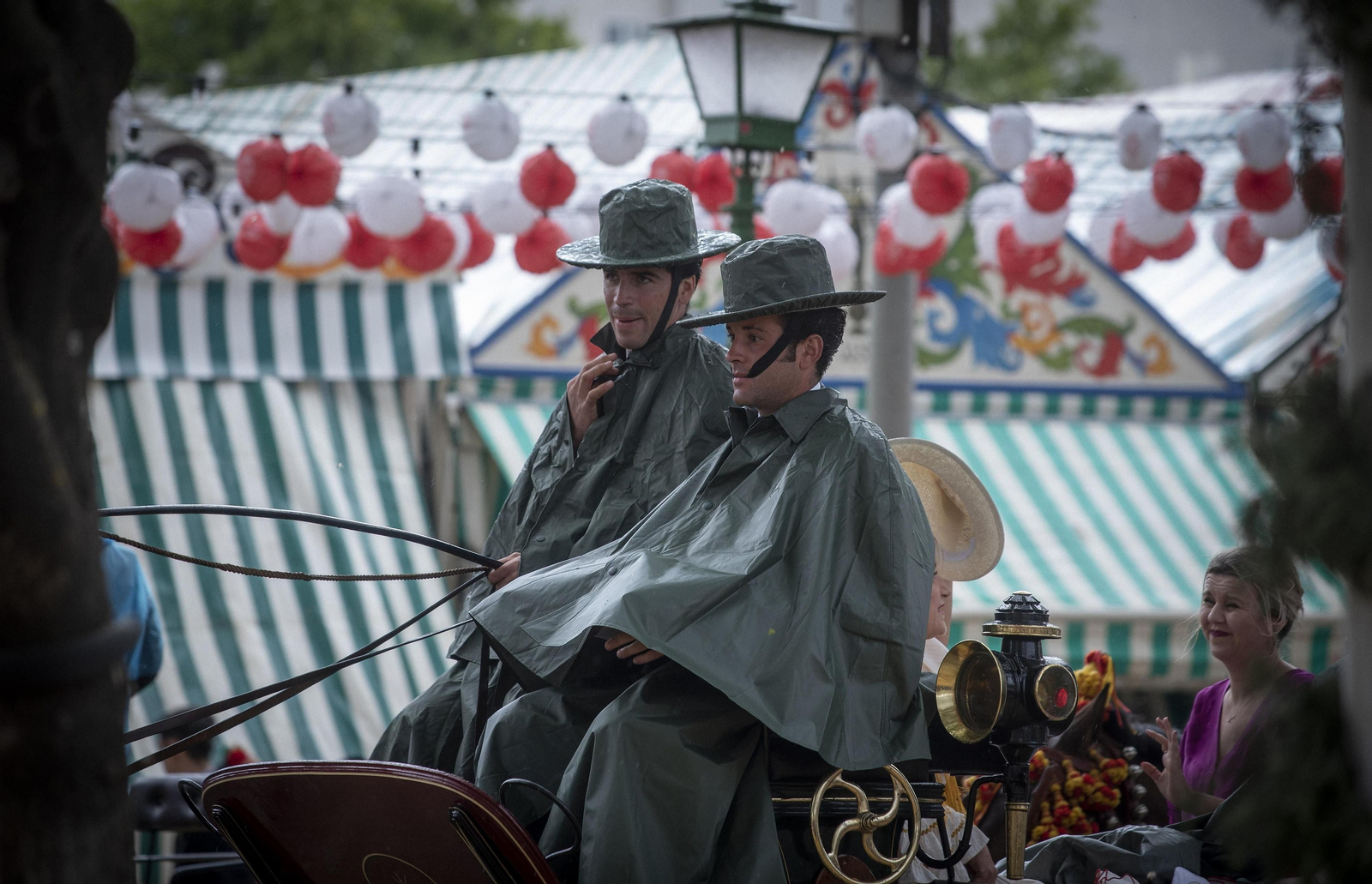 Caballistas y farolillos empapados tras el chaparrón de este lunes.