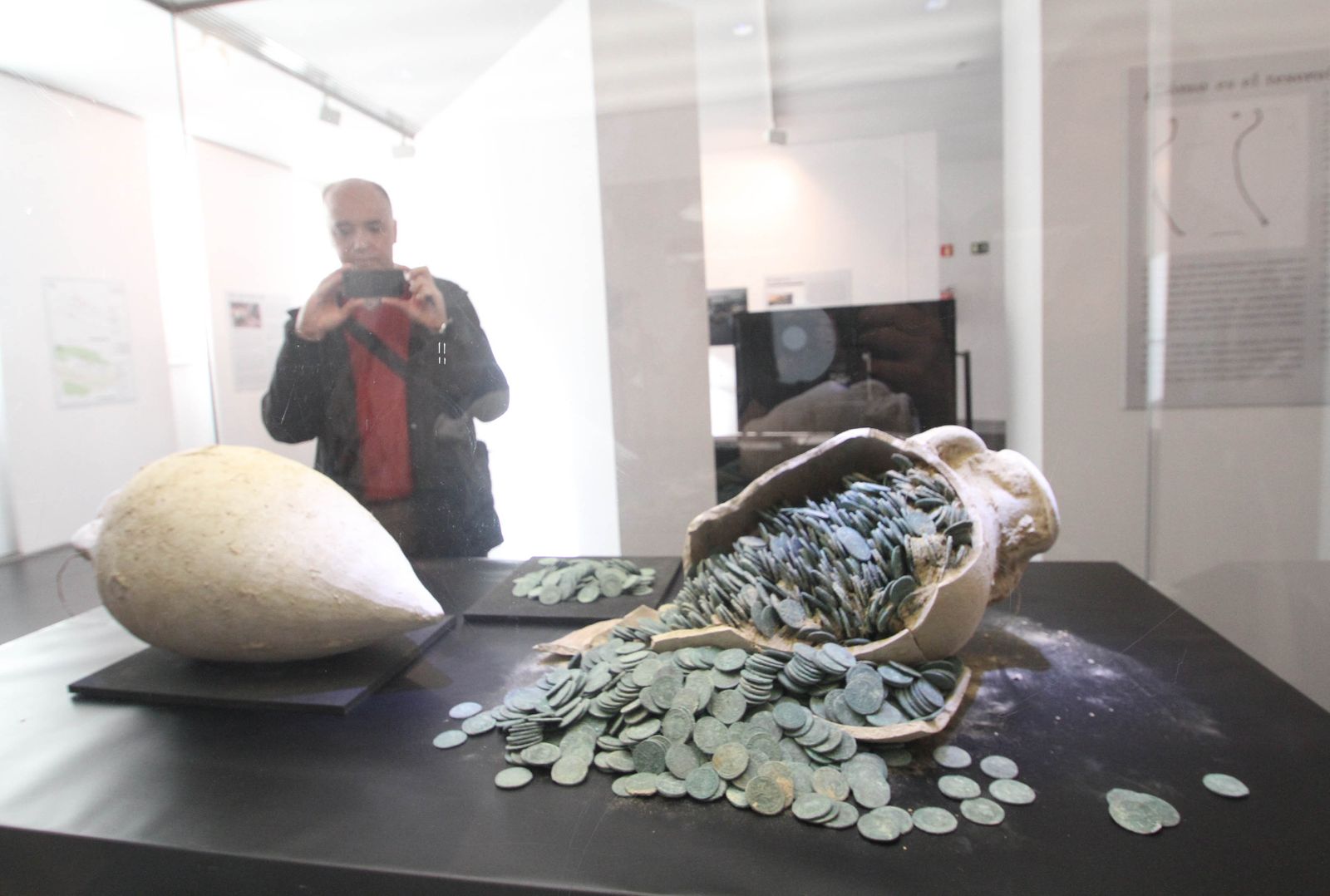 Exposición del tesoro de Tomares en el Museo Arqueológico.