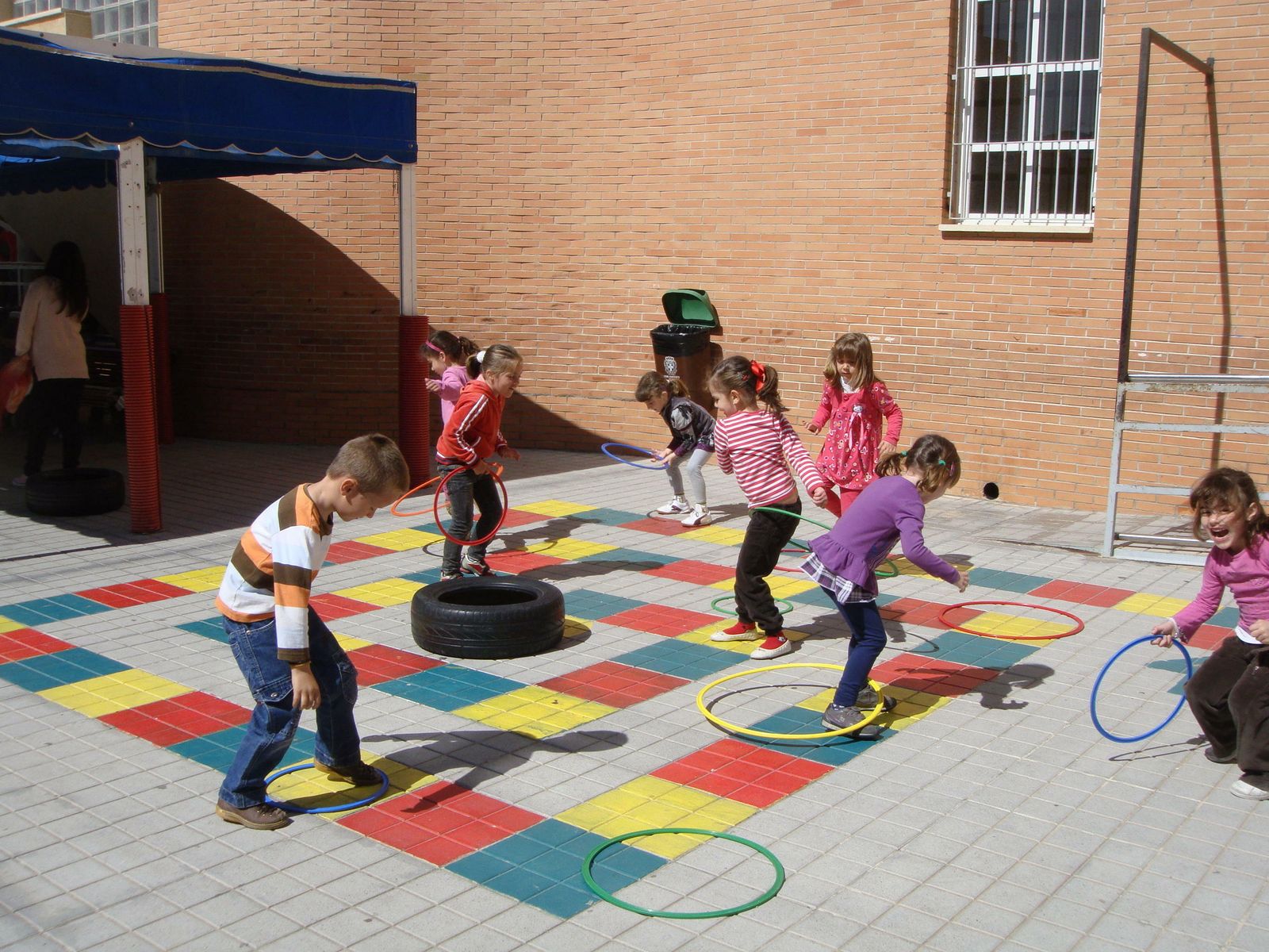 Alumnos juegan en el colegio de educación especial Rosa Relaño