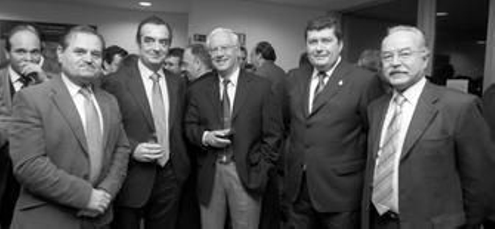 1. De izquierda a derecha, Tomás Díaz (Joldis), junto a José Luis Masi, de Acerinox, Javier Moyano (Grupo Joly), Jaime Botella (Acerinox), Alonso Rojas, alcalde de Los Barrios, y Manuel Morón, presidente de la Autoridad Portuaria de la Bahía de Algeciras (APBA). 2. El secretario general del Partido Popular de Andalucía, Antonio Sanz, junto a Inmaculada Ortega (CCOO) y María del Mar Castro, del Grupo Joly. 3. Responsables del PP del Campo de Gibraltar, junto a su presidente provincial, José Loaiza, y el subdirector de Europa Sur, Juan José González. 4. Manuel Morón junto al director de Europa Sur, Alberto Grimaldi, y el subdelegado del Gobierno de la Junta de Andalucía en el Campo de Gibraltar, Rafael España. 5. El gerente de Emalgesa, Enrique Reina, junto al teniente coronel de la Guardia Civil, Marcial Vázquez. 6. El gerente de Europa Sur, Juan Fernández de Mesa, junto a los directores de Diario de Jerez, Europa Sur y Diario de Cádiz, David Fernández, Rafael Navas y Alberto Grimaldi, así como Javier Moyano. 7. Andrés Macías y Javier Moyano. 8. El diputado y portavoz de la comisión de Infraestructuras en el Congreso de los Diputados, Salvador de la Encina, junto al senador socialista y ex presidente de la Mancomunidad de Municipios, José Carracao. 9. Pedro García Vázquez, subdirector de Canal Sur en el Campo de Gibraltar, junto al responsable de la oficina de asuntos con Gibraltar, Esteban Bravo, y Manuel Alarcón, gerente de la Asociación de Grandes Industrias (AGI).