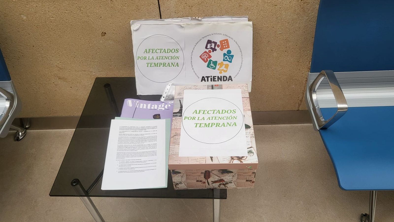 Atienda ha entreagado 11.000 firmas en la Delegación de Salud.