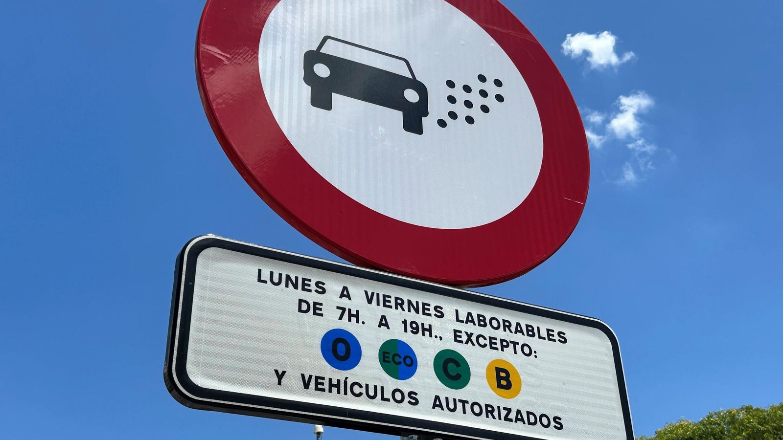 Una señal indica las limitaciones al tráfico en las entradas a la Cartuja. Una señal indica las limitaciones al tráfico en las entradas a la Cartuja.