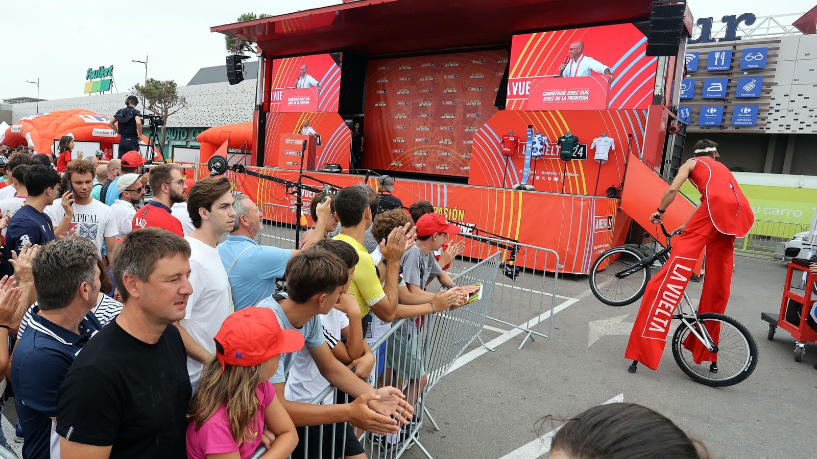 Así fue la salida de la Vuelta España desde Carrefour Sur en Jerez