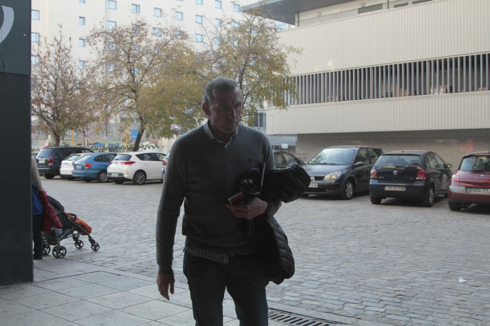 El director deportivo del Sevilla, Óscar Arias, llega al Ramón Sánchez-Pizjuán.