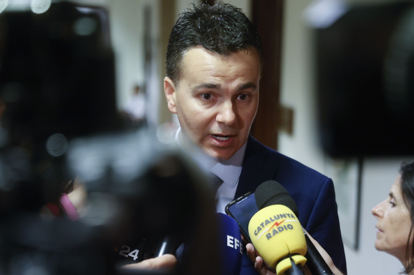 El portavoz del PSOE en el Congreso, Héctor Gómez, se dirige a los medios.