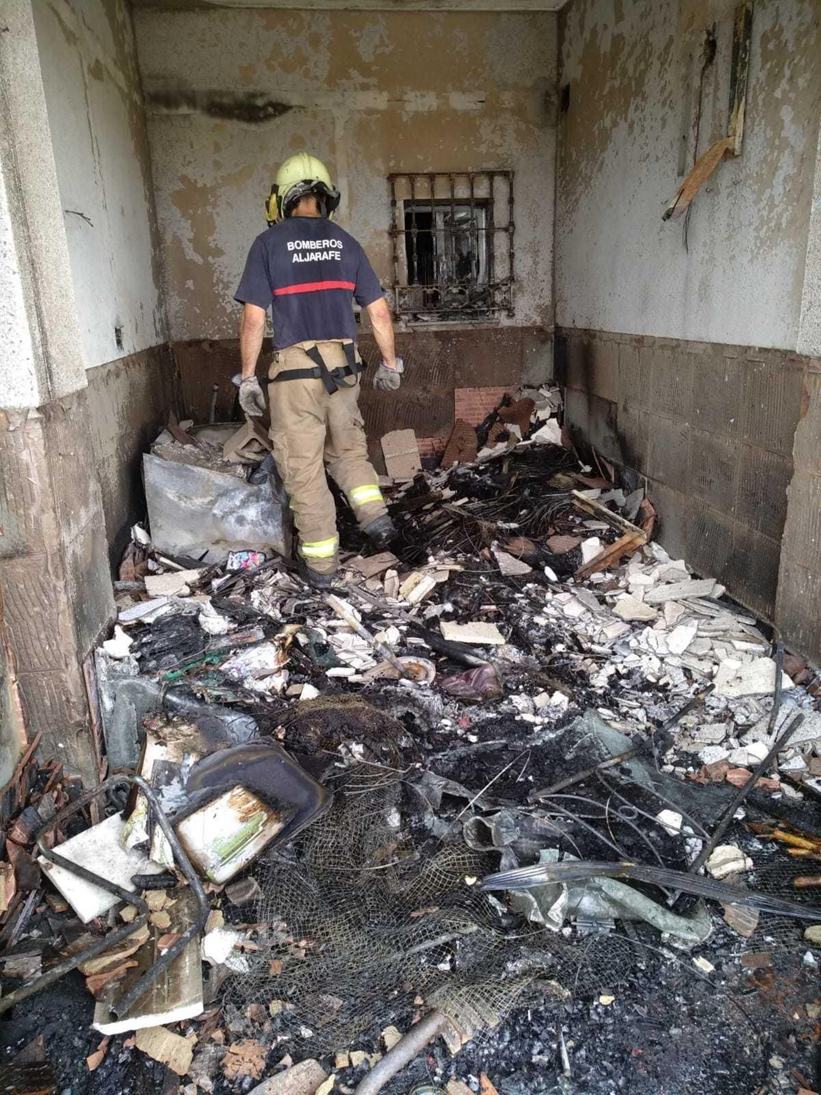 Un bombero del Aljarafe, tras una intervención en Isla Mayor.