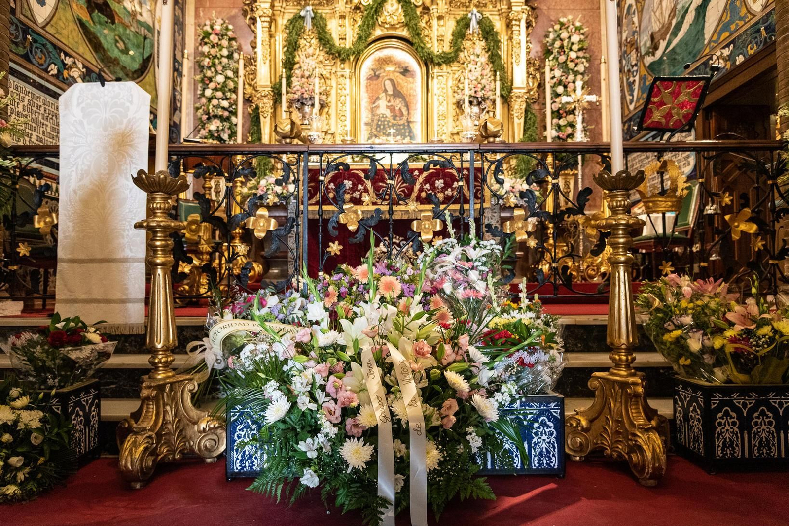 Ofrenda a la Virgen de la Cinta en su santuario.