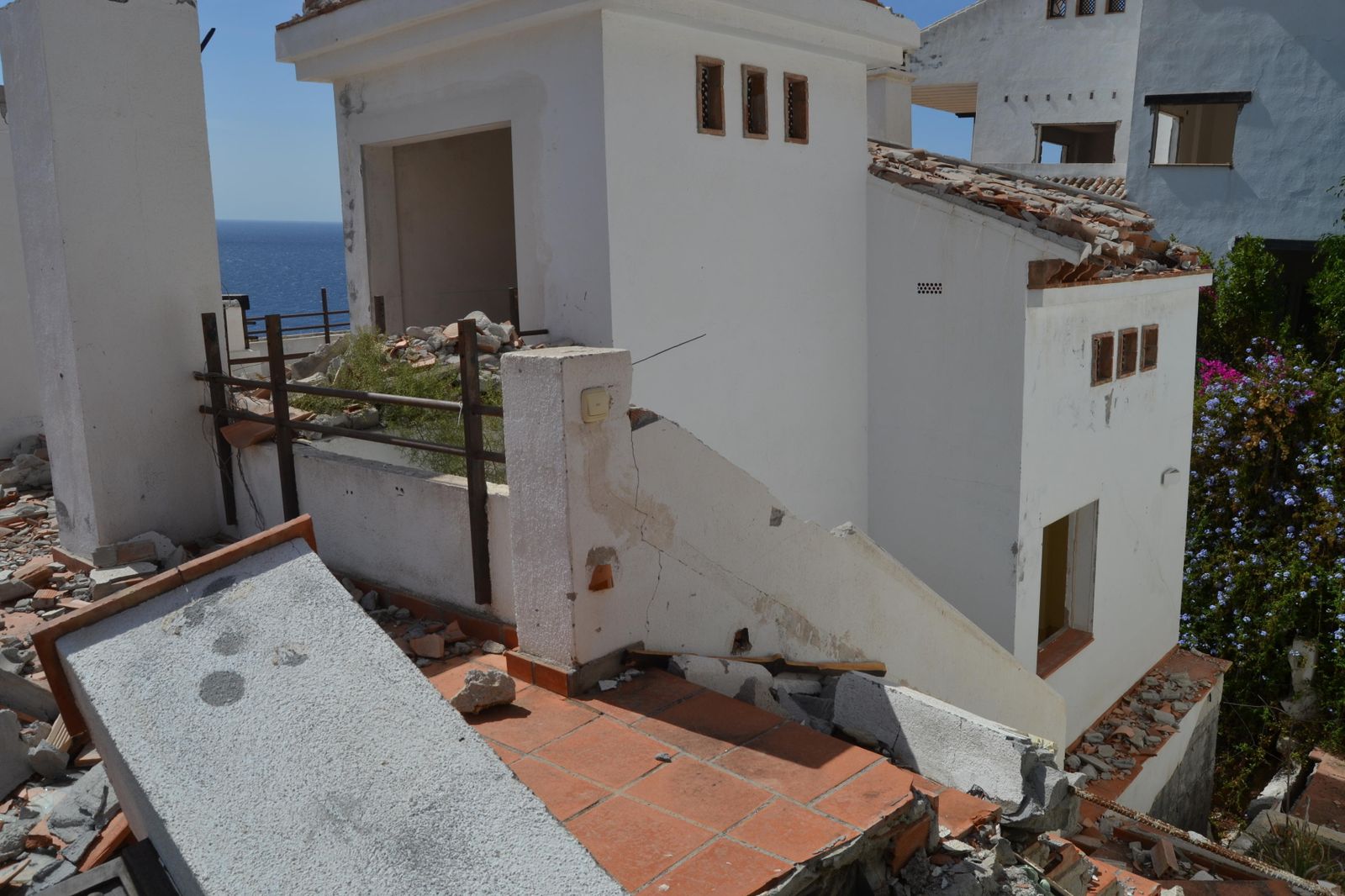 Los vecinos denuncian que sus casas "se siguen cayendo" sin que las administraciones salvaguarden la seguridad.