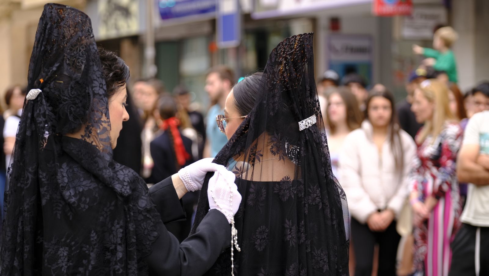 La Borriquita procesiona por las calles de Almería, en imágenes