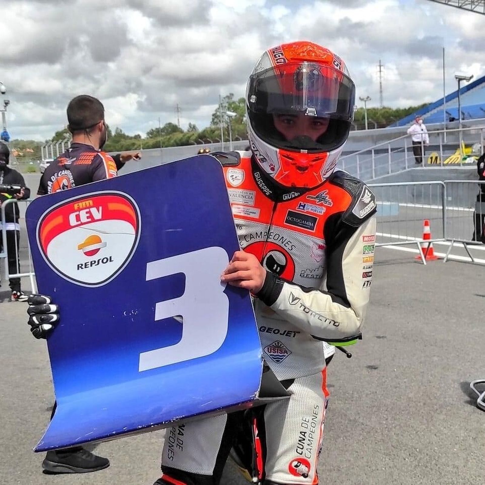 Hugo Millán arrancó con una brillante tercera plaza en Portugal.