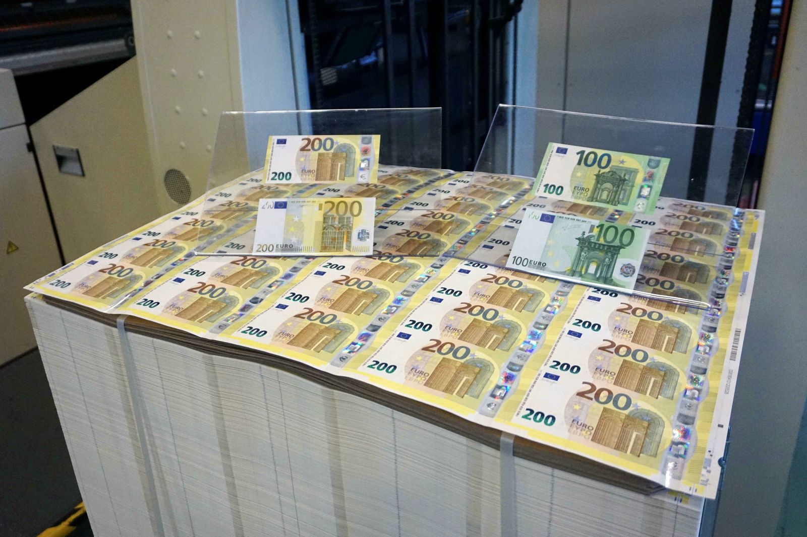 Estos son los nuevos billetes de 100 y 200 euros que entran en circulación.