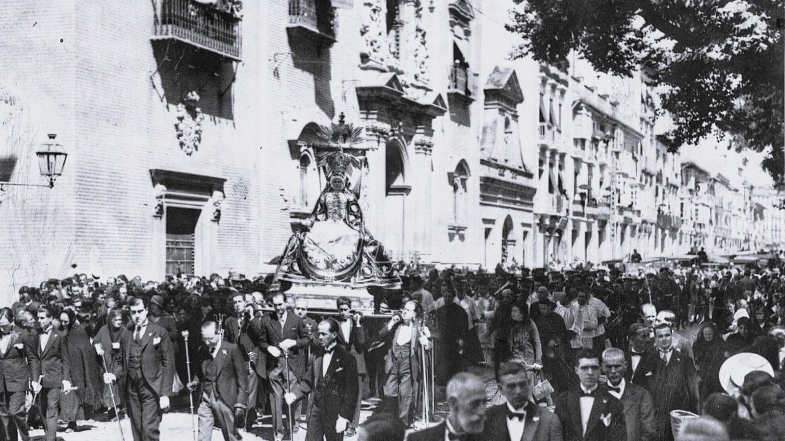 Solemne Procesión en honor a la Virgen de las Angustias, a principios del siglo XX.