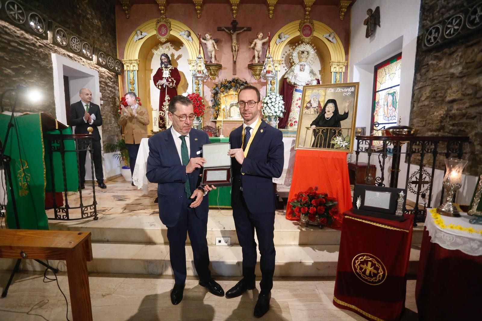 López Arcas, junto al artista Valentín Rivera y el cartel.