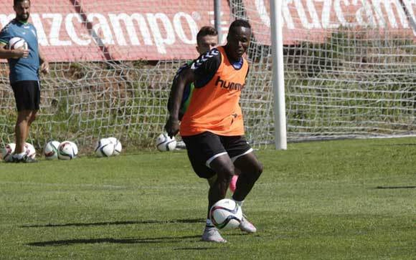Wilson Cuero controla el balón en un entrenamiento en El Rosal. /Fito Carreto