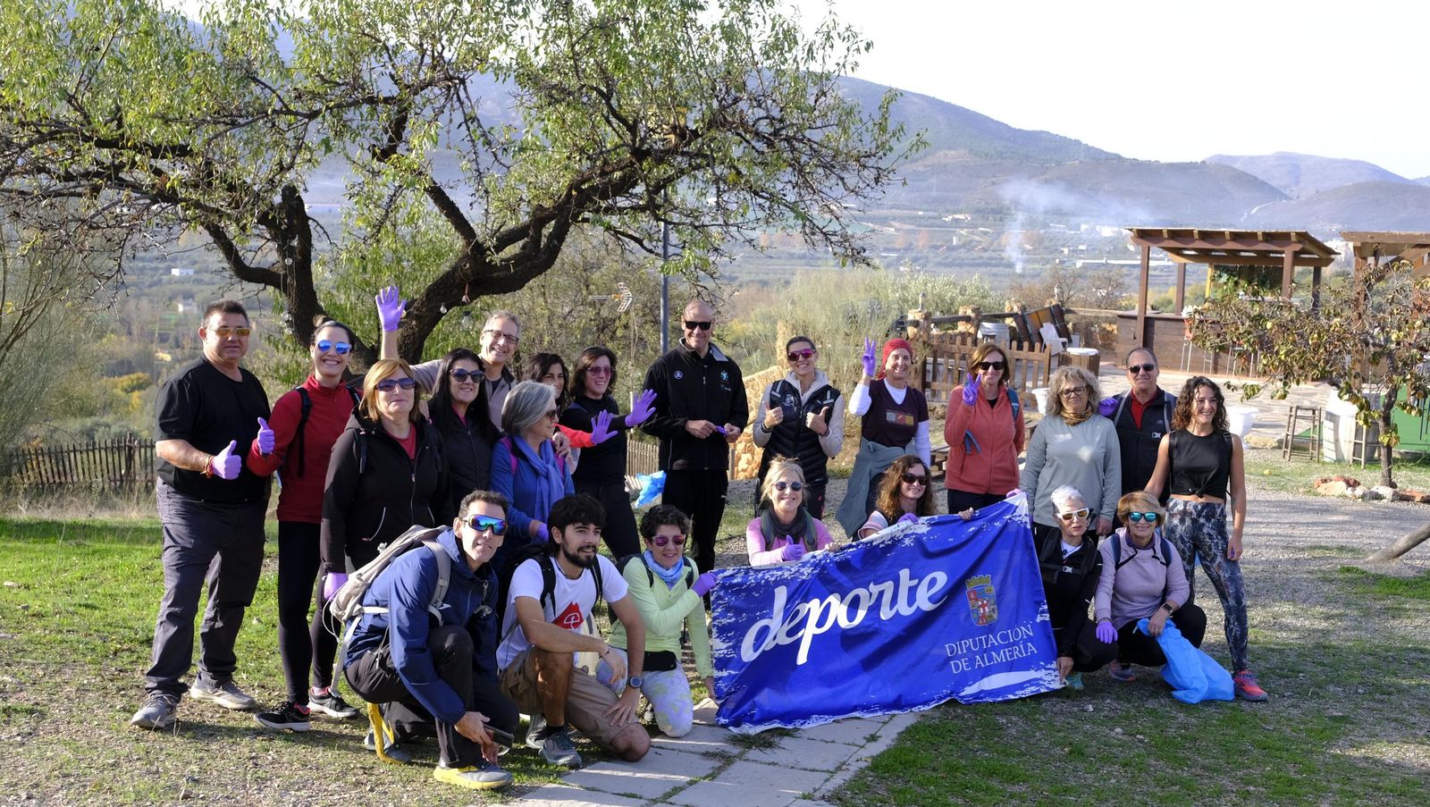 Limpieza y senderismo por la Alpujarra, en imágenes