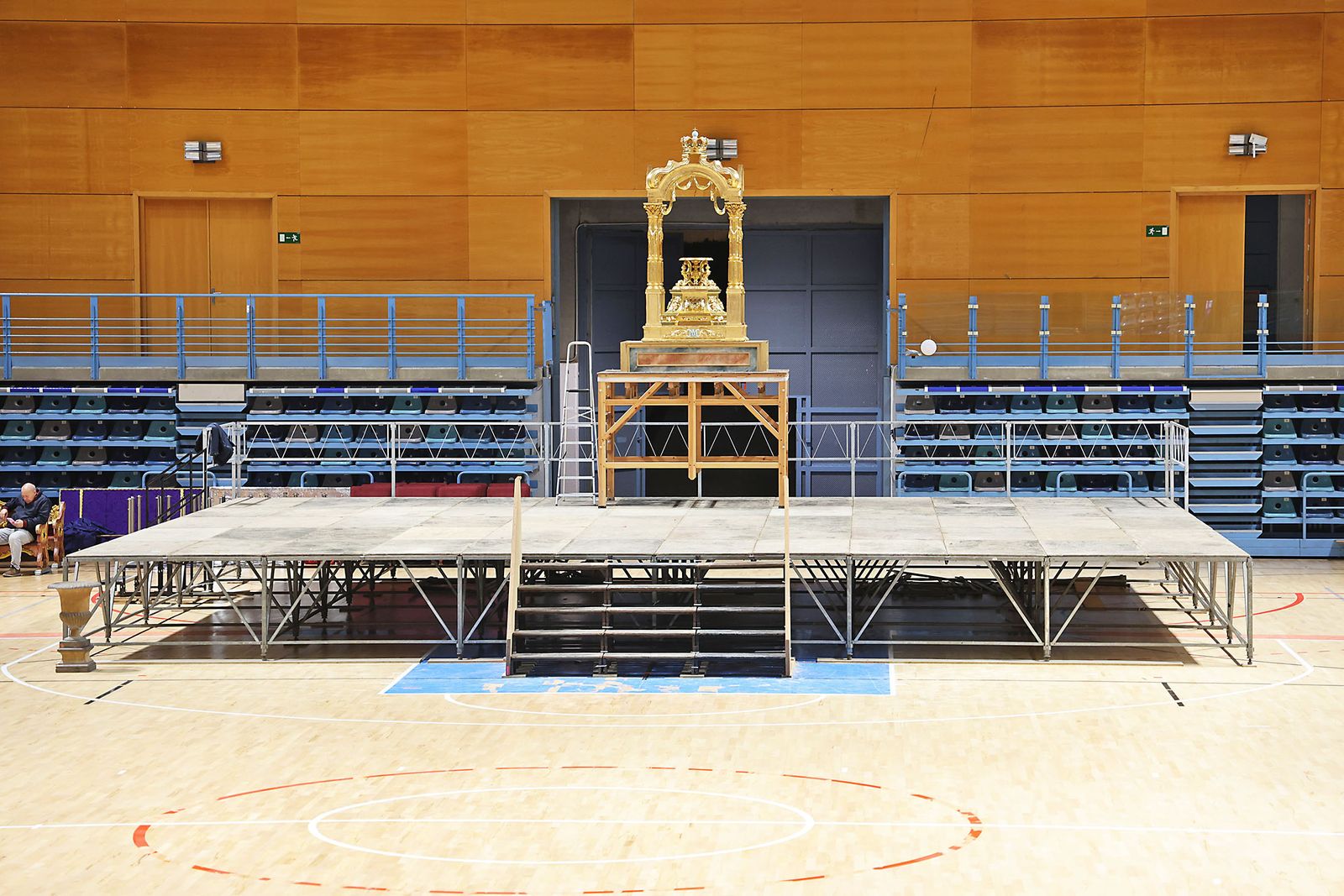 Las fotografías de los preparativos en el Carolina Marín para la Misa funeral por las víctimas de Adamuz