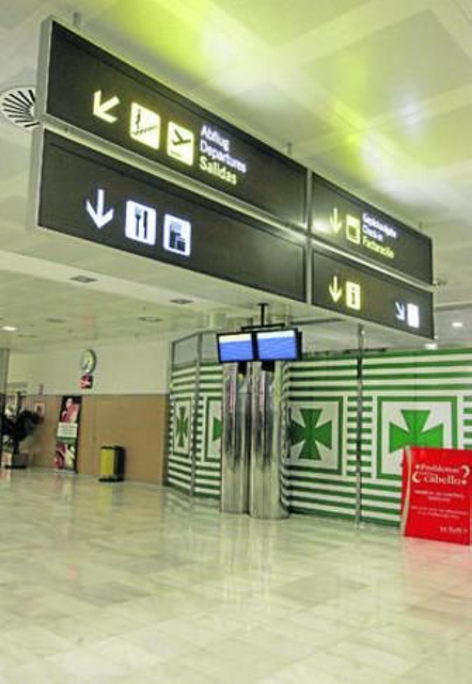 La terminal del aeropuerto de Almería desierta, con apenas vuelos en las pantallas y comercios cerrados.