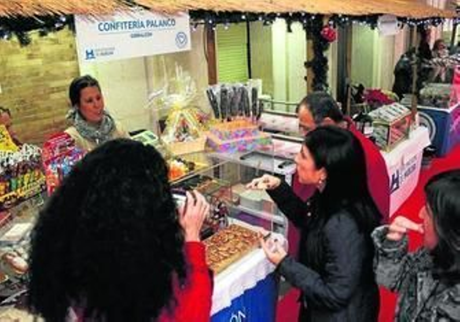 Uno de los puestos de la Muestra de Dulces Navideños de la Provincia de Huelva en la Gran Vía.