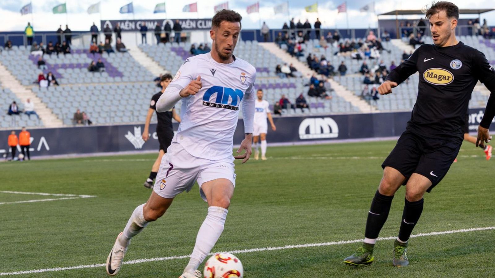 Juan Cámara fue el primer suplente en saltar al terreno de juego.