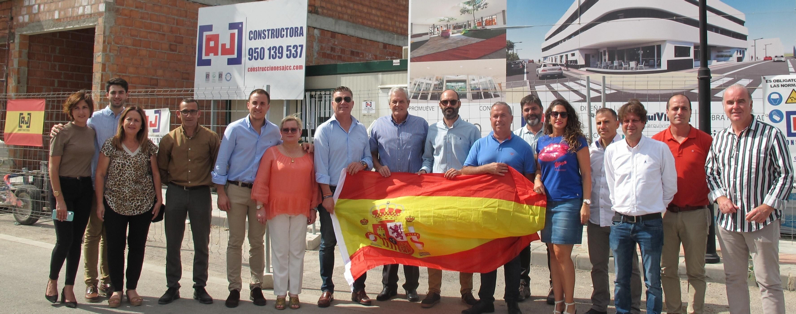 Imagen de archivo del equipo de gobierno con el empresario, al inicio de las obras