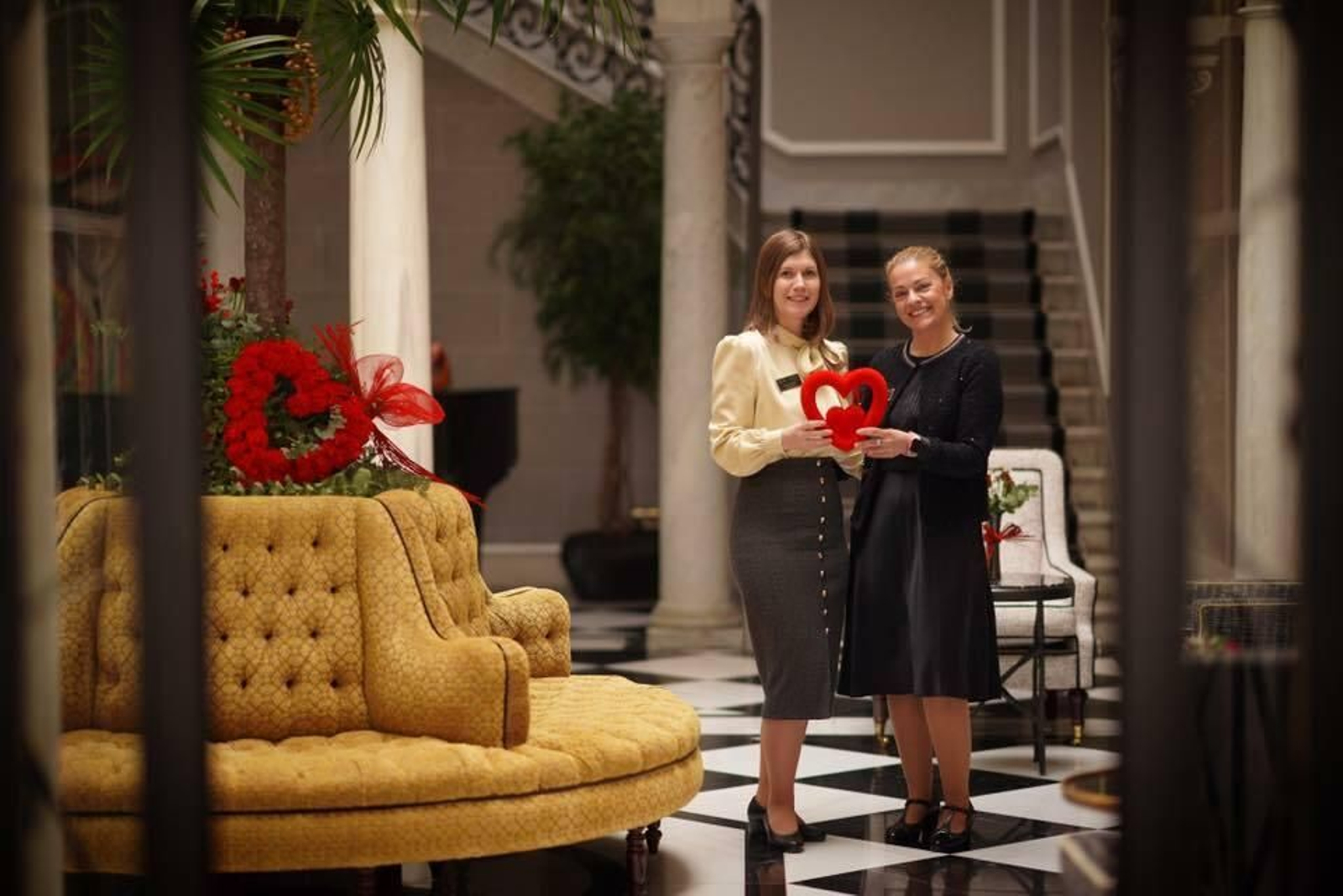 Hotel Casa Palacio María Luisa. Una de las propuestas más originales para celebrar este Día de San Valentín la ofrece el Hotel Casa Palacio María Luisa. Bajo el título de 'Cena con los ojos cerrados y ama con los ojos abiertos', el hotel de lujo jerezano da la oportunidad de disfrutar de una noche distinta.
