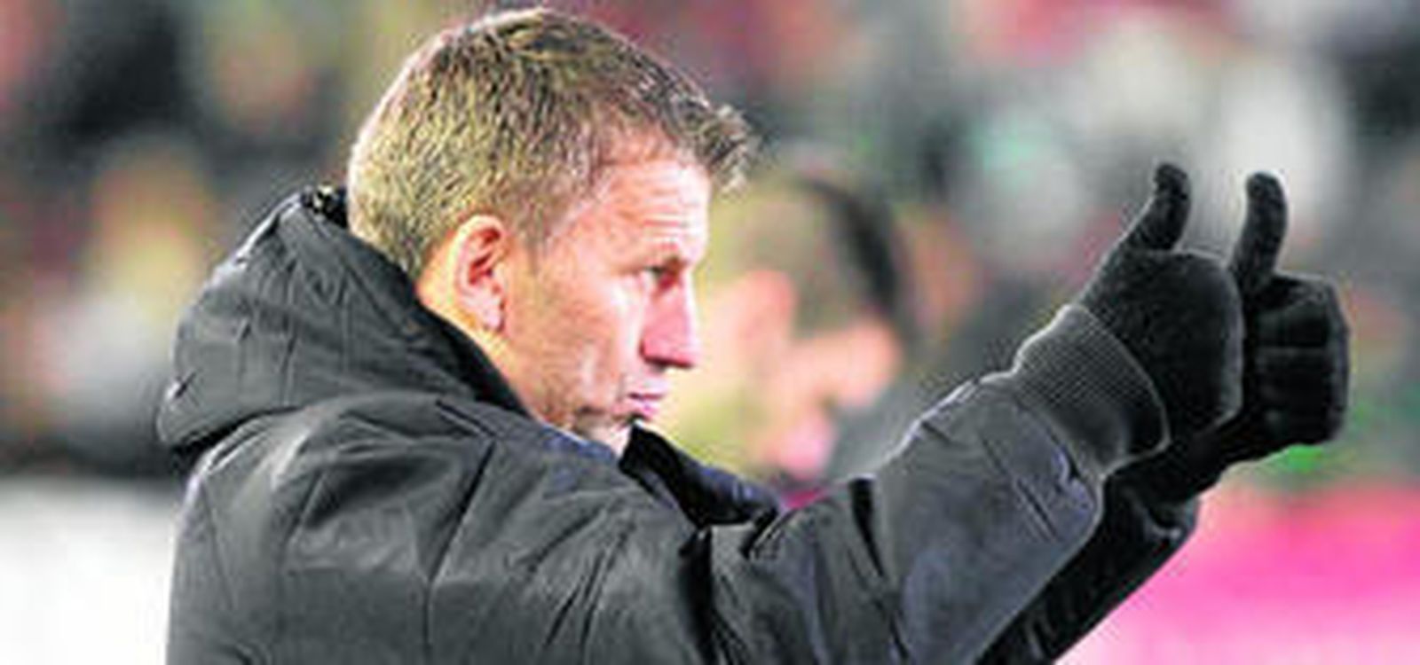 Djukic realiza indicaciones a sus jugadores durante el partido de ayer ante el Eibar.