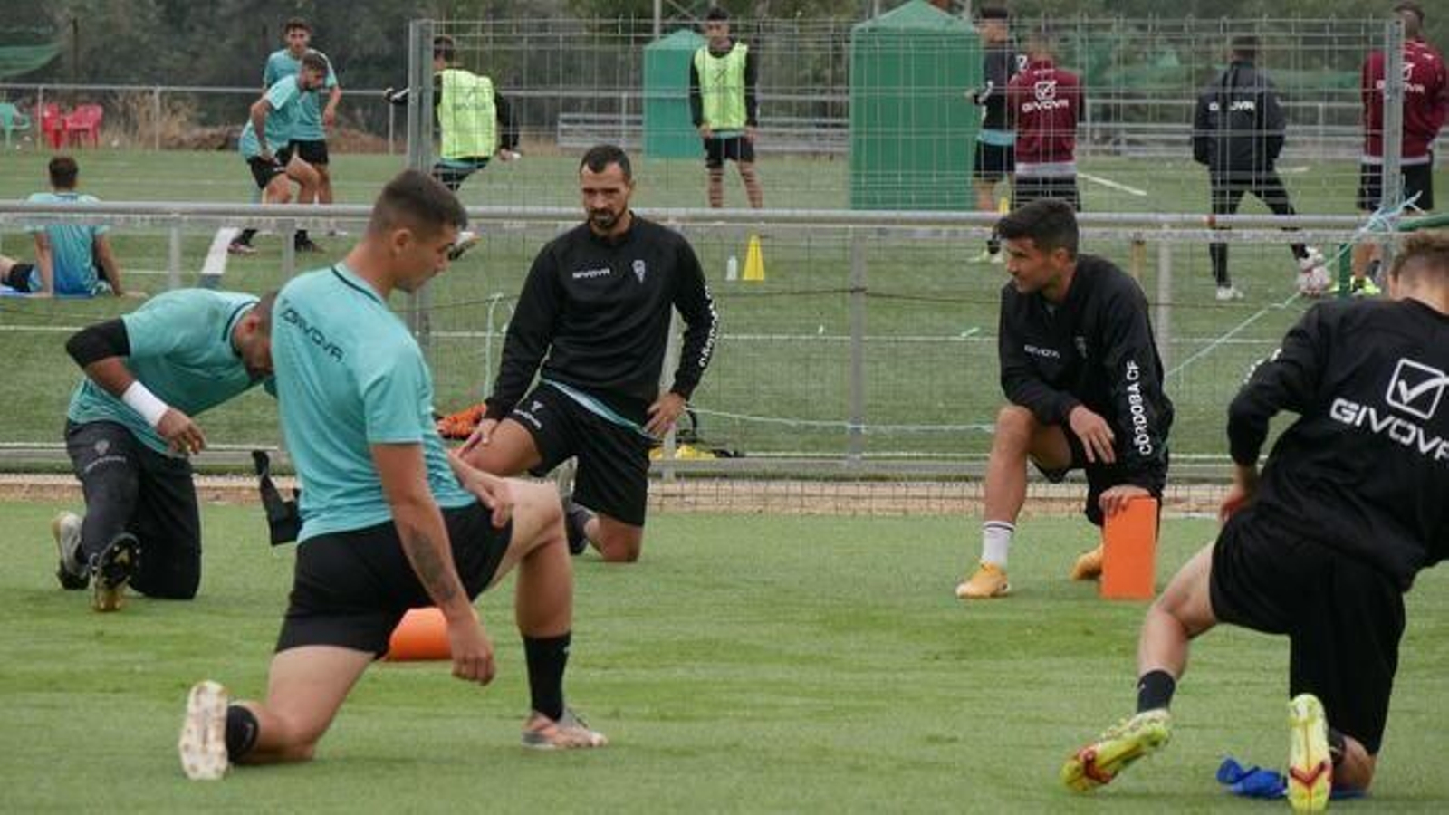 De las Cuevas estira con sus compañeros en el entrenamiento del Córdoba CF de este lunes.