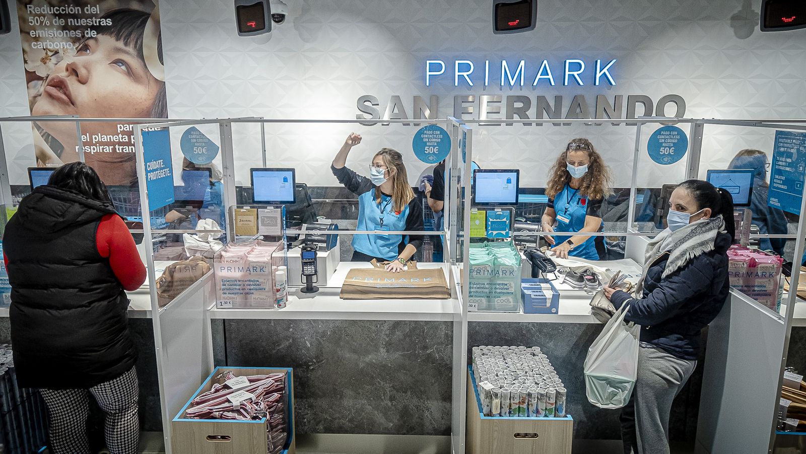 Interior de la tienda de Primark en Bahía Sur .