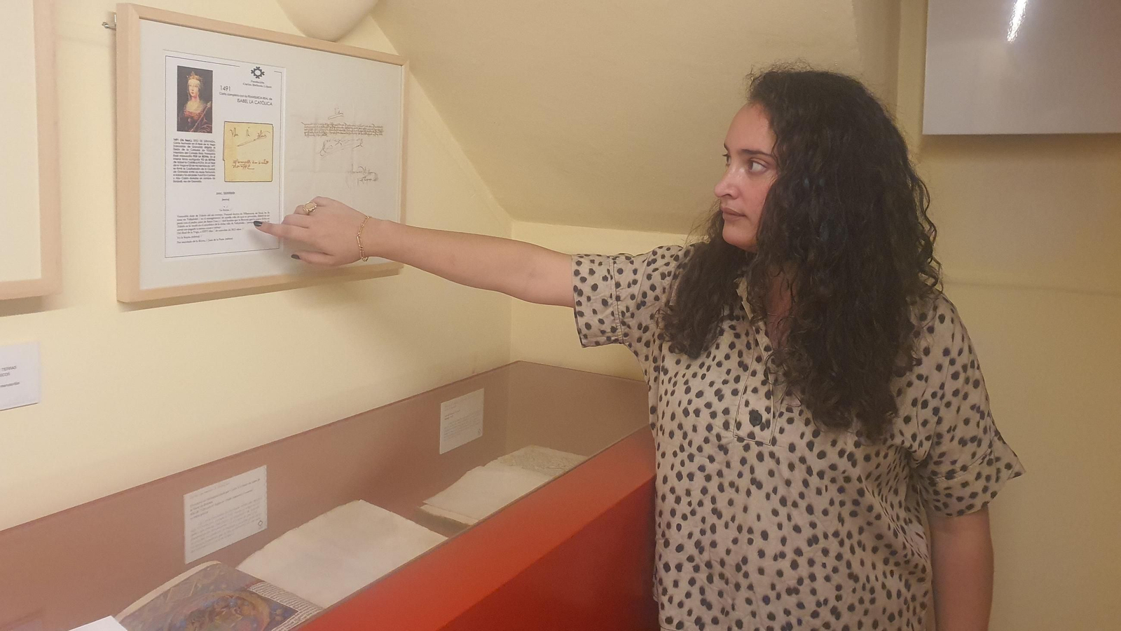 Una empleada de la Fundación señala la carta adquirida