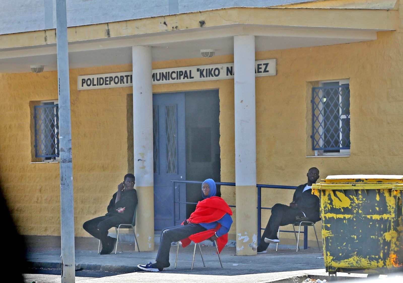 Tres inmigrantes que están acogidos en el polideportivo, ayer.