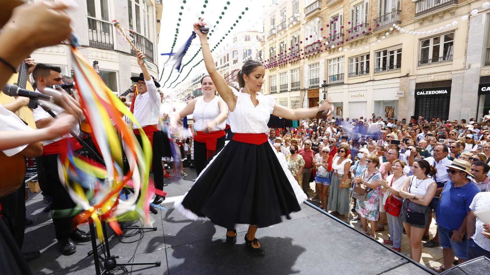 Una panda de verdiales en el escenario de la calle Larios.