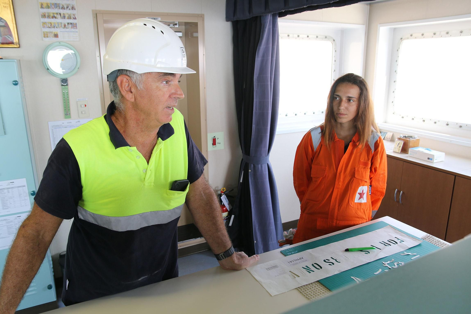 Así se carga en grandes barcos el yeso de Almería para exportarlo al extranjero