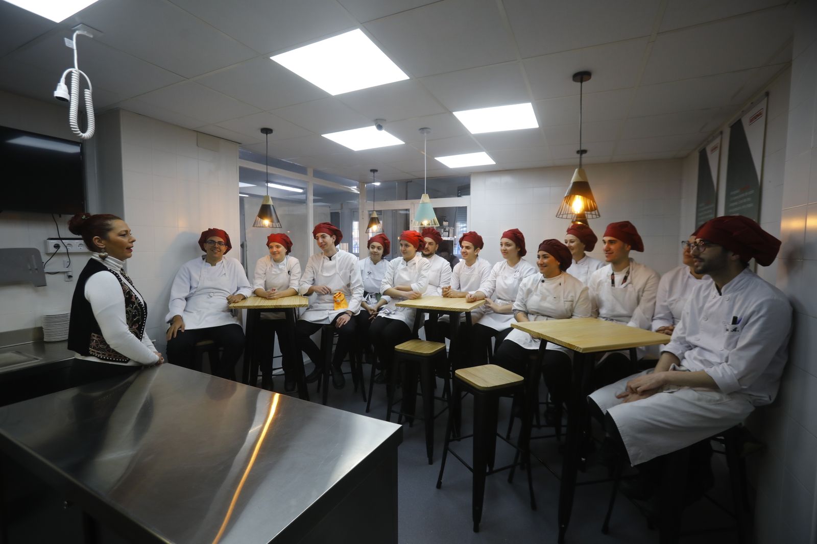 El restaurante y las cocinas del instituto Gran Capitán de Córdoba, en imágenes