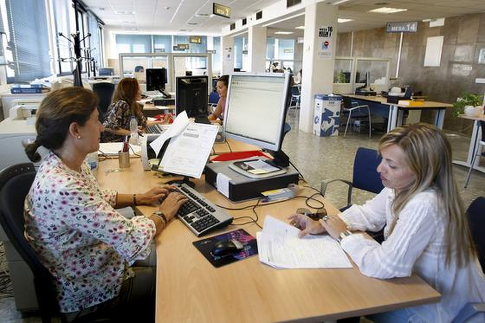 Más de 2.400 empleados públicos gaditanos secundan la huelga de funcionarios. 

Foto: José Braza