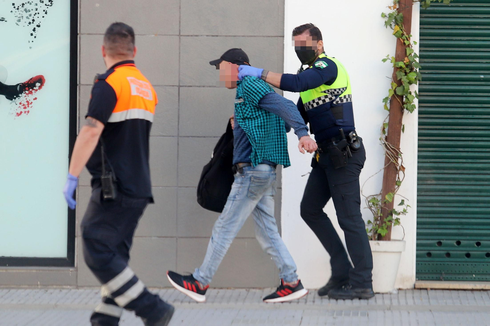 Imágenes de la actuación de la Policía Local en un altercado de desorden público en un supermercado
