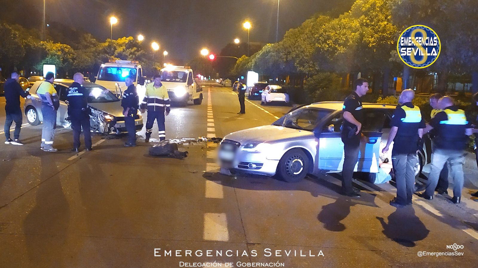 Policías locales de Sevilla, con los dos coches del accidente.