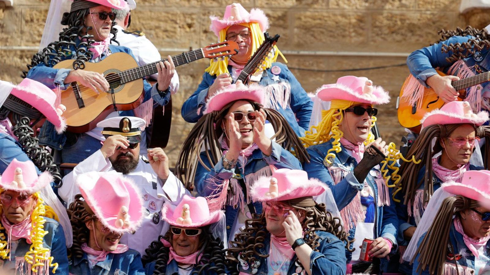 Las mejores imágenes del primer domingo de Carnaval de Cádiz