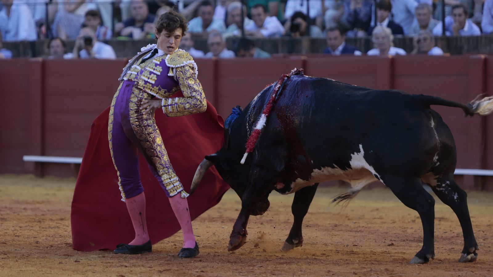 Jorge Martínez ante uno de sus novillos.